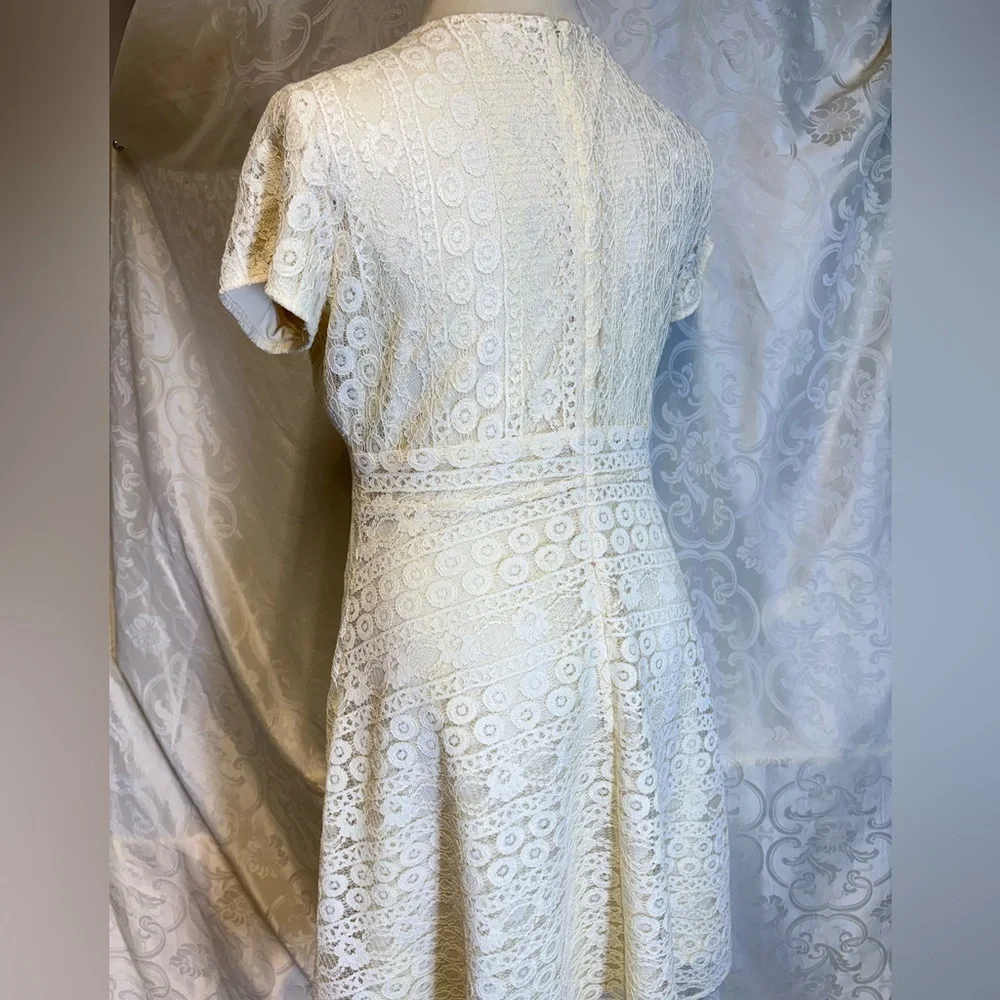 Cream/pale yellow - lace dress from the brand De Collection. Size XL